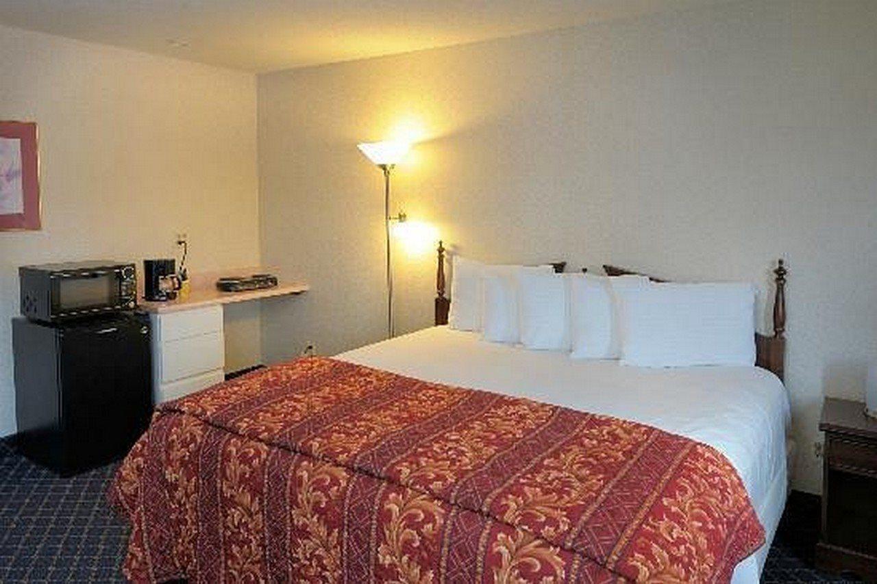 Regency Inn & Suites Уест Спрингфийлд Екстериор снимка