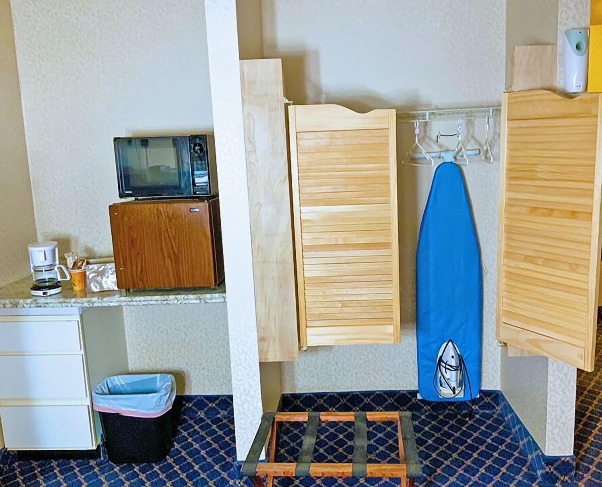 Regency Inn & Suites Уест Спрингфийлд Екстериор снимка