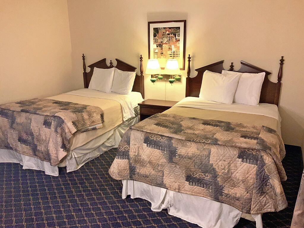 Regency Inn & Suites Уест Спрингфийлд Екстериор снимка