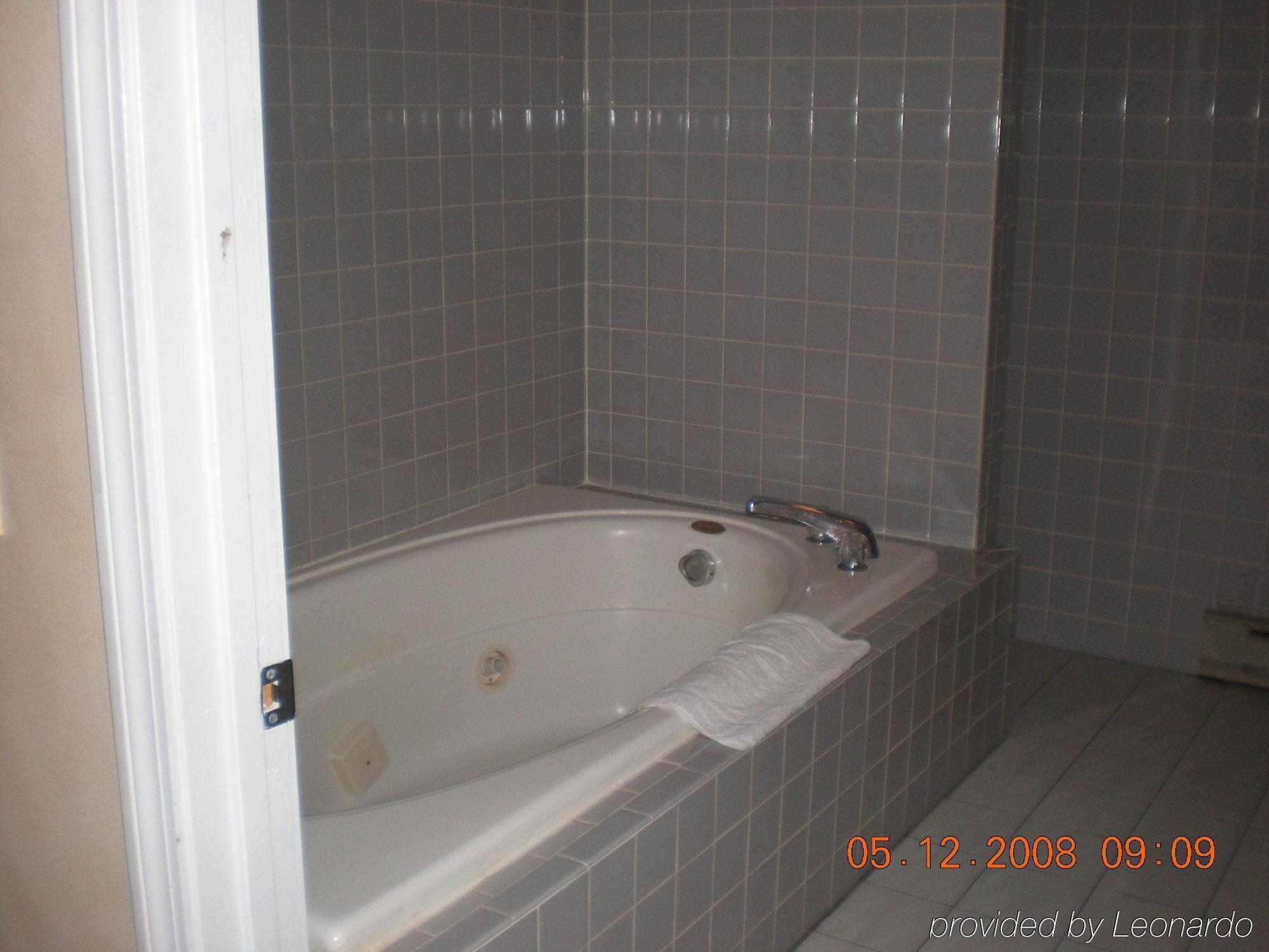 Regency Inn & Suites Уест Спрингфийлд Стая снимка