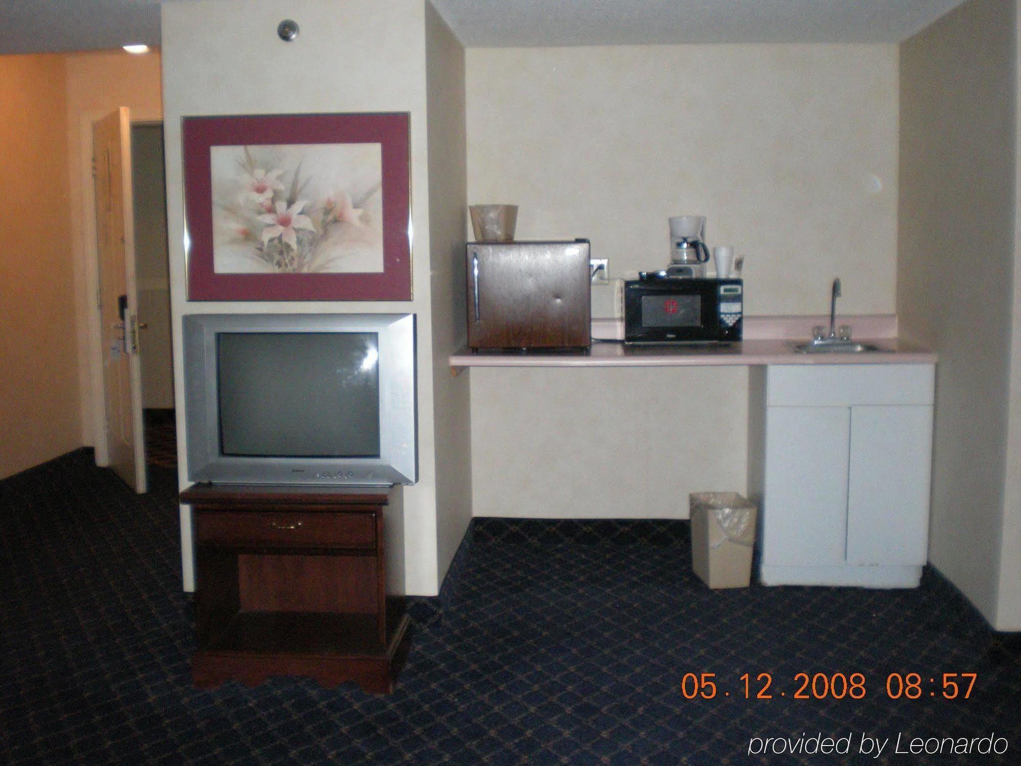 Regency Inn & Suites Уест Спрингфийлд Стая снимка