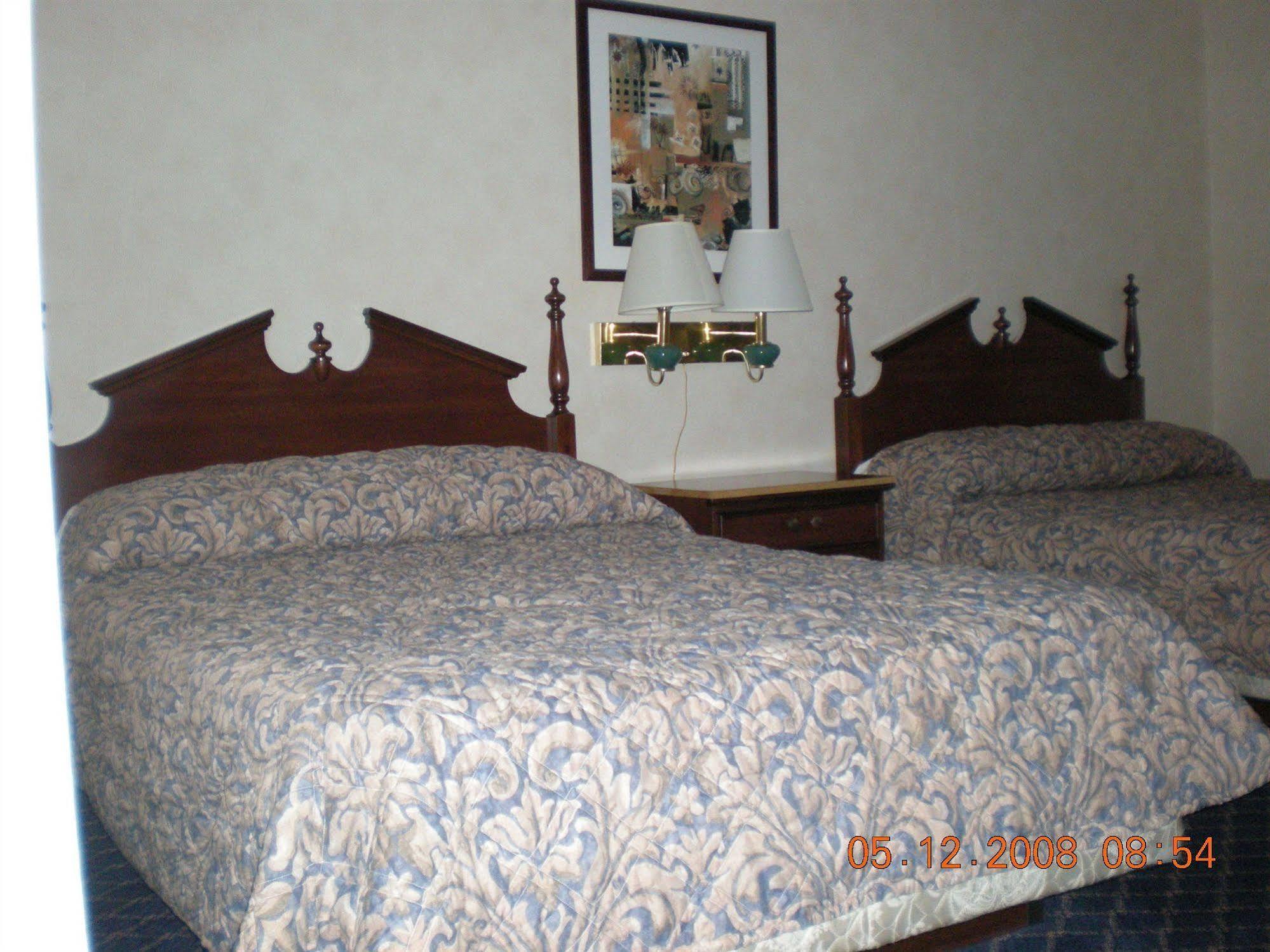 Regency Inn & Suites Уест Спрингфийлд Стая снимка