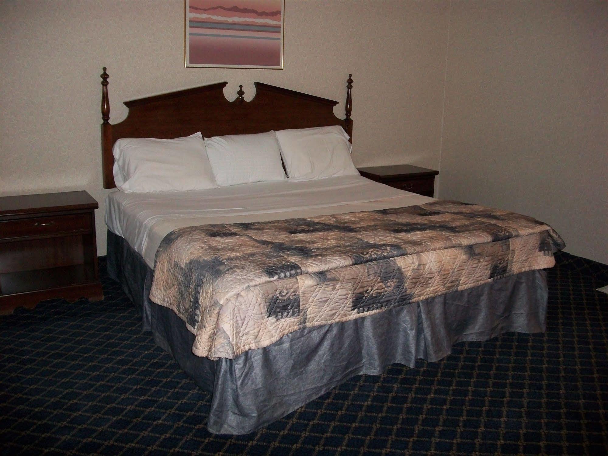 Regency Inn & Suites Уест Спрингфийлд Екстериор снимка